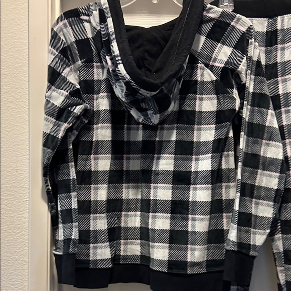 Jenni Black and White Plaid Women's Pajama Set - Picture 4 of 5